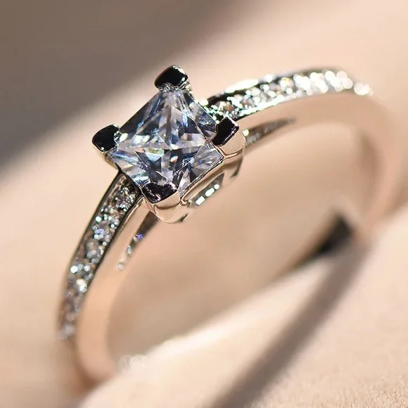 Princess cut sterling silver engagement ring - Picture 3 of 6